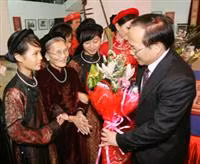 Bộ trưởng Hoàng Tuấn Anh tặng hoa và chúc mừng nghệ nhân Nguyễn Thị Chúc và lớp ca nương kế cận, những người góp phần giữ gìn và trao truyền để hôm nay Ca trù được UNESCO vinh danh là di sản thế giới Bộ trưởng Hoàng Tuấn Anh tặng hoa và chúc mừng nghệ nhân Nguyễn Thị Chúc và lớp ca nương kế cận, những người góp phần giữ gìn và trao truyền để hôm nay Ca trù được UNESCO vinh danh là di sản thế giới