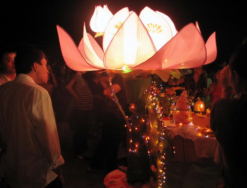 Dưới bàn tay khóe léo của các thầy cô giáo và các bậc phụ huynh những chiếc đèn ông sao, con trâu, bông hoa được trang trí lộng lẫy, đẹp mắt, thu hút đông đảo các em đến xem