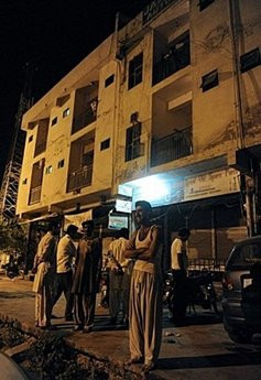 Sau động đất, người dân đổ ra đường trong bộ đồ ngủ. Ảnh AP Sau động đất, người dân đổ ra đường trong bộ đồ ngủ. Ảnh AP