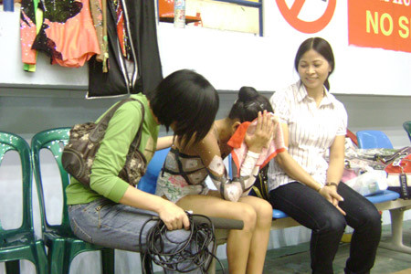 Nhật Linh (giữa) khóc nức nở sau khi nhận HCB ở nội dung đơn môn Lụa