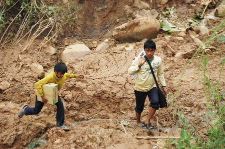 Kon Tum: Vượt khó đến trường sau lũ