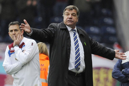 HLV Sam Allardyce (phải) đã gay gắt vào các học trò của mình