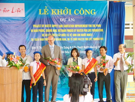 Đại diện các đơn vị thụ hưởng Dự án tặng hoa cho đơn vị tài trợ và thi công Đại diện các đơn vị thụ hưởng Dự án tặng hoa cho đơn vị tài trợ và thi công