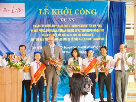 Đại diện các đơn vị thụ hưởng Dự án tặng hoa cho đơn vị tài trợ và thi công