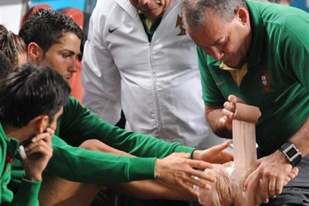 CR9 đang được các nhân viên y tế sơ cứu CR9 đang được các nhân viên y tế sơ cứu