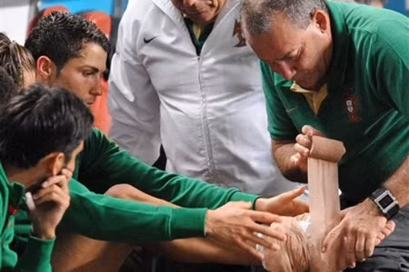  CR9 đang được các nhân viên y tế sơ cứu 