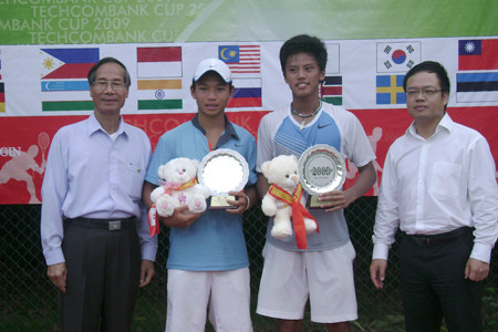 Hoàng Thiên và Leander LAZARO (giữa) giành chức vô địch ở nội dung đôi Nam