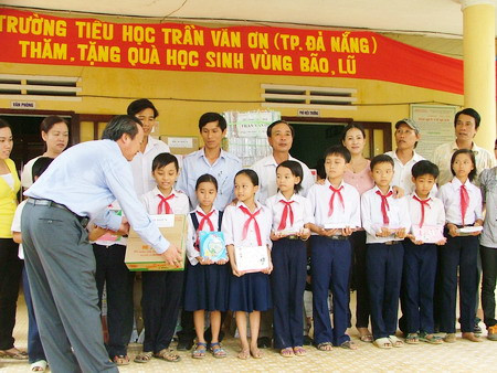 Ông Lê Anh- Phó Chủ tịch UBND Quận Hải Châu trao sách vở cho học sinh tại trường Tiểu học Nguyễn Thị Bảy. Ông Lê Anh- Phó Chủ tịch UBND Quận Hải Châu trao sách vở cho học sinh tại trường Tiểu học Nguyễn Thị Bảy.