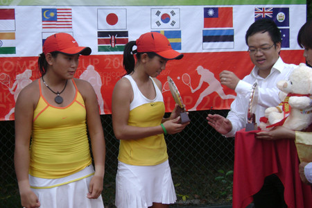 Đại diện ban tổ chức trao giải thưởng cho Đài Trang (trái) và Ngọc Vân