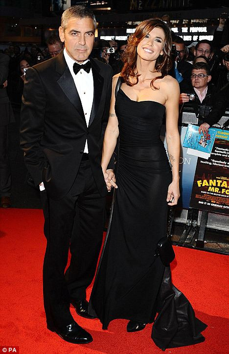 Clooney và bạn gái Elisabetta Canalis đêm qua tại quảng trường Leicester