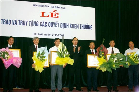 Bộ GD-ĐT: Trao và truy tặng các quyết định khen thưởng