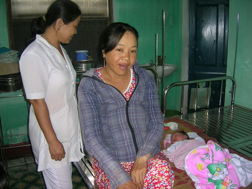 Sản phụ Hồ Thị Phải sinh đẻ trong bão tốp số 9, mẹ tròn con vung.