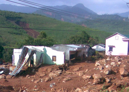 Trường tiểu học Đăk Na sau cơn bão Trường tiểu học Đăk Na sau cơn bão