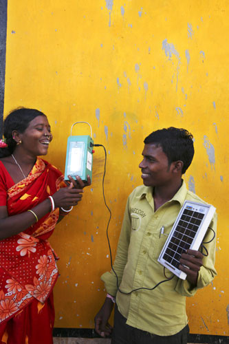 Cô Rohim Miniaka, 20, đang được đào tạo thành kỹ sư và được học cách làm đèn năng lượng mặt trời. Rohim Miniaka, 20, is being trained in solar engineering and taught how to make solar lamps by the Orissa Tribal Women Barefoot Solar Engineers Association.