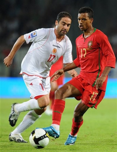 Bồ Đào Nha (áo đỏ) giành xuất đá play-off buộc Thụy Điển và Ibra phải xem World Cup 2010 qua tivi