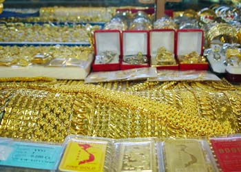 Giá vàng đạt mốc 2,4 triệu đồng/chỉ