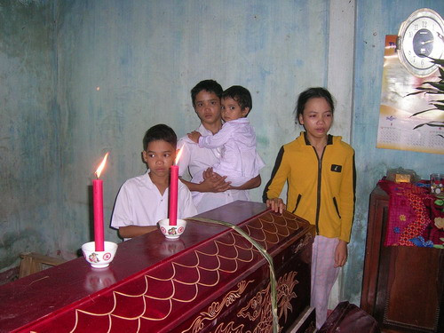 Cả bốn anh em Linh, Nguyệt, Giang, Khánh đang đứng bên quan tài ba mẹ mình