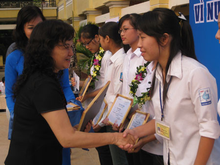 Trao học bổng cho các nữ sinh tài năng Trao học bổng cho các nữ sinh tài năng