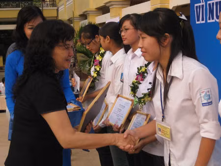 Trao học bổng cho các nữ sinh tài năng