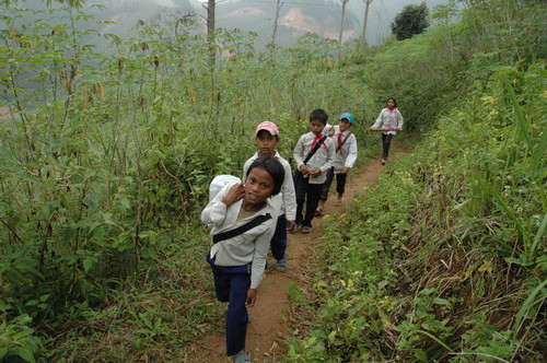 HS xã Văn Xuôi tranh thủ đi học về nhận lương thực cứu trợ HS xã Văn Xuôi tranh thủ đi học về nhận lương thực cứu trợ