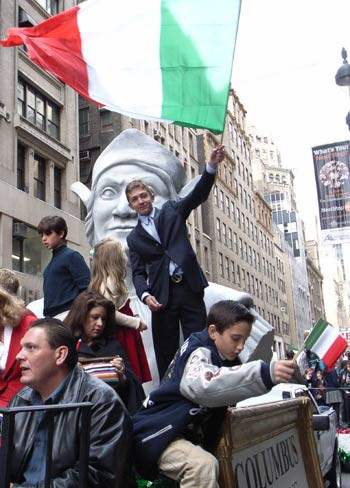 Có rất nhiều người tham gia vào cuộc diễu hành ngày Columbus được tổ chức vào thứ 2 của của tuần thứ 2 trong tháng 10 hàng năm