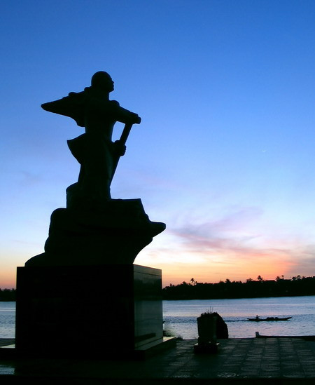 Phụ nữ Việt Nam - người dệt những trang sử vàng đất nước ảnh 1 Tượng đài Mẹ Suốt dưới ánh bình minh bên cửa biển Nhật Lệ - Quảng Bình. Ảnh: Bắc Việt