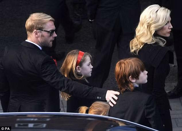 Ronan, người đã thực hiện ca khúc của mình trong cuộc sống này, đã tham gia cùng vợ Yvonne và con cái của họ Read more: http://translate.googleusercontent.com/translate_c?hl=vi&ie=ISO-8859-1&langpair=auto%7Cvi&u=http://www.dailymail.co.uk/tvshowbiz/article-1221030/Stephen-Gately-funeral-Ronan-Keating-breaks-tears-pays-tribute-Boyzone-star.html&tbb=1&rurl=translate.google.com.vn&usg=ALkJrhjPhaYlJlsFLuzg6mMTp3We5JSbSw#ixzz0UCr52bDz