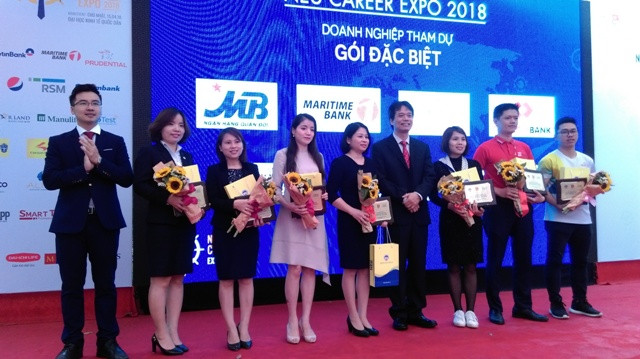 Đại diện lãnh đạo Trường ĐH KTQD tặng hoa các doanh nghiệp tài trợ sự kiện