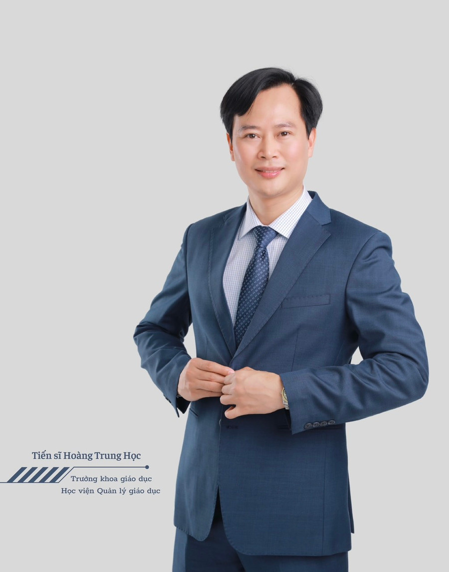 TS Hoàng Trung Học.