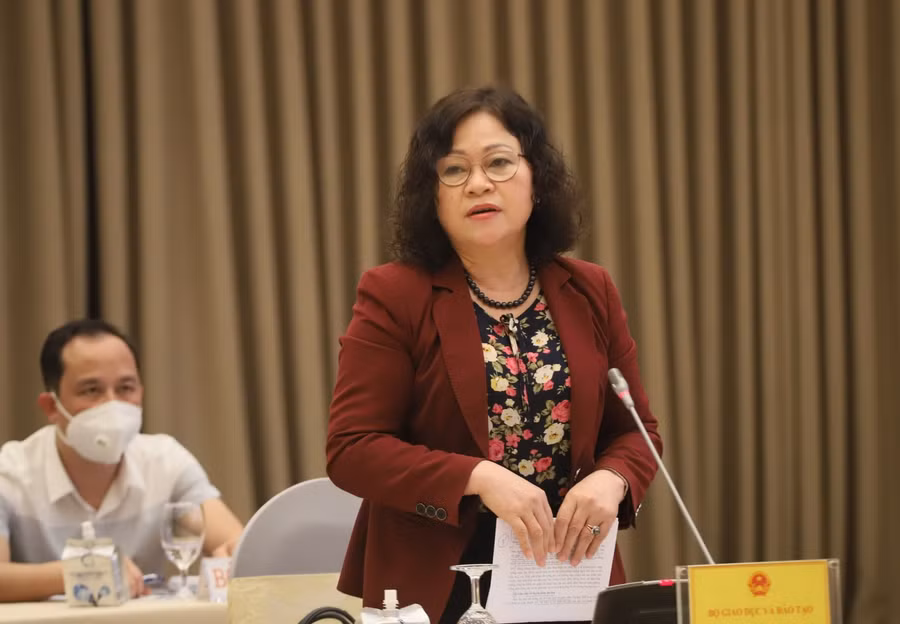 Thứ trưởng Ngô Thị Minh trao đổi tại buổi họp báo Chính phủ thường kỳ.