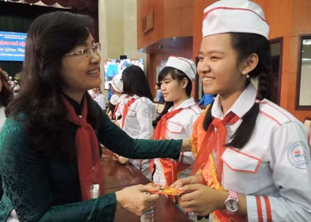 Phó Chủ tịch UBND TPHCM Hứa Ngọc Thuận trò chuyện với học sinh