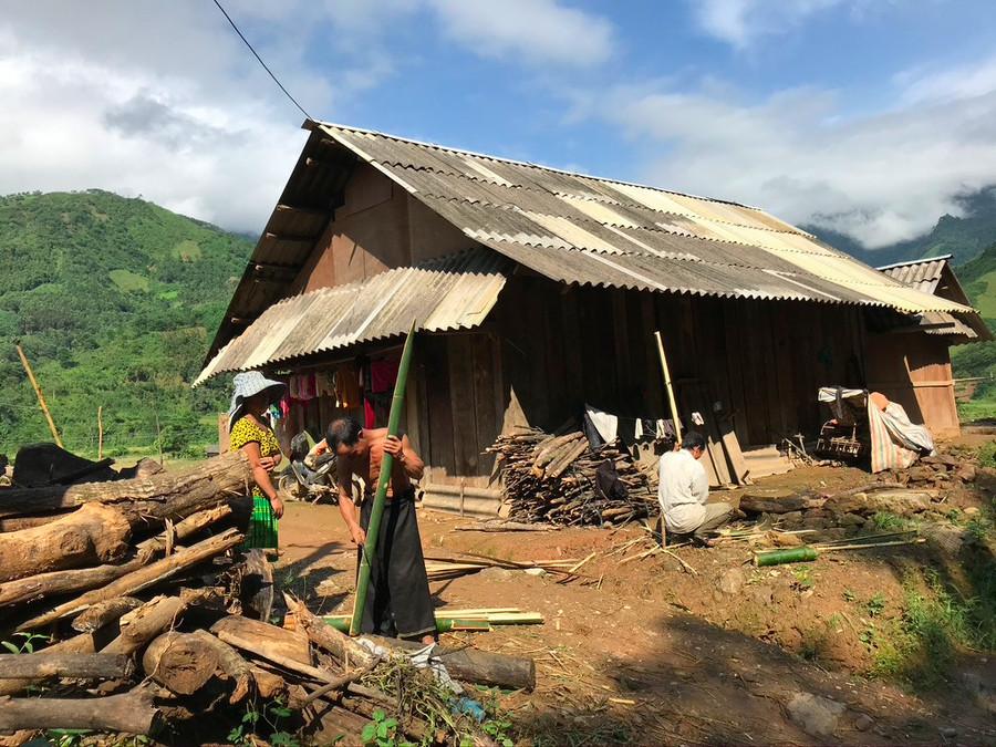 Nhiều gia đình quyết tâm đuổi cái nghèo bằng nỗ lực từ hai bàn tay. Nhiều gia đình quyết tâm đuổi cái nghèo bằng nỗ lực từ hai bàn tay.
