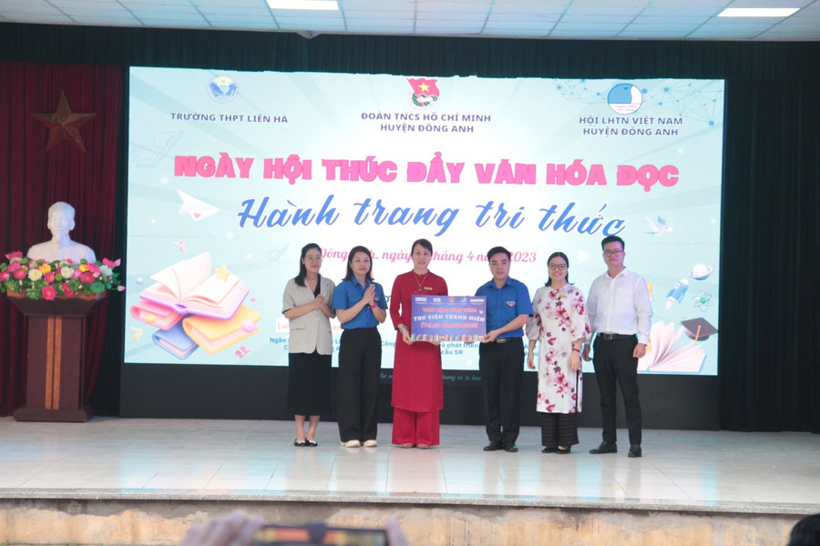 Dịp này, Huyện đoàn Đông Anh cùng với các đơn vị đồng hành đã trao tặng cho trường THPT Liên Hà công trình “Thư viện Thanh niên” với tổng trị giá 40 triệu đồng.