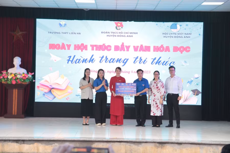 Dịp này, Huyện đoàn Đông Anh cùng với các đơn vị đồng hành đã trao tặng cho trường THPT Liên Hà công trình “Thư viện Thanh niên” với tổng trị giá 40 triệu đồng.