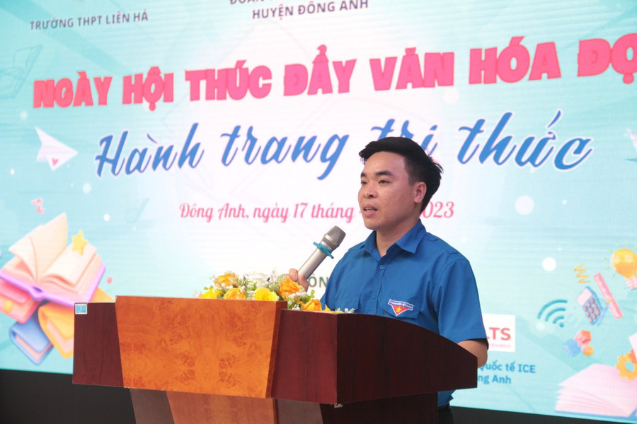 Ông Lê Thế Chuyên - Huyện ủy viên, Bí thư Huyện đoàn, Chủ tịch Hội LHTN Việt Nam huyện Đông Anh phát biểu khai mạc ngày hội.