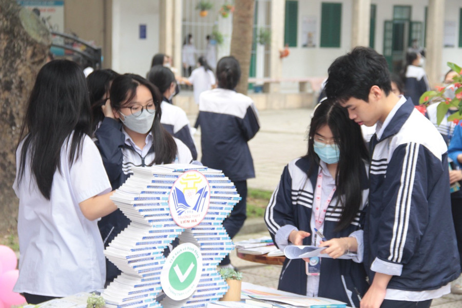 Tại ngày hội Thúc đẩy văn hóa đọc chủ đề “Hành trang tri thức”, Huyện đoàn Đông Anh cùng các đơn vị đồng hành đã thực hiện một loạt các hoạt động truyền thông thúc đẩy đam mê đọc sách trong thanh niên như: Diễn đàn Thúc đẩy văn hóa đọc trong đoàn viên, thanh niên với chủ đề &quot;Hành trang tri thức&quot;; Trưng bày Gian hàng Sách; Hoạt động “Đổi sách lấy cây – Trao tặng tủ sách”,…