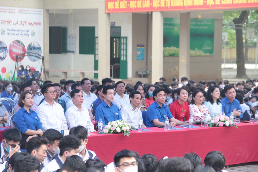 Đại biểu tham dự chương trình.