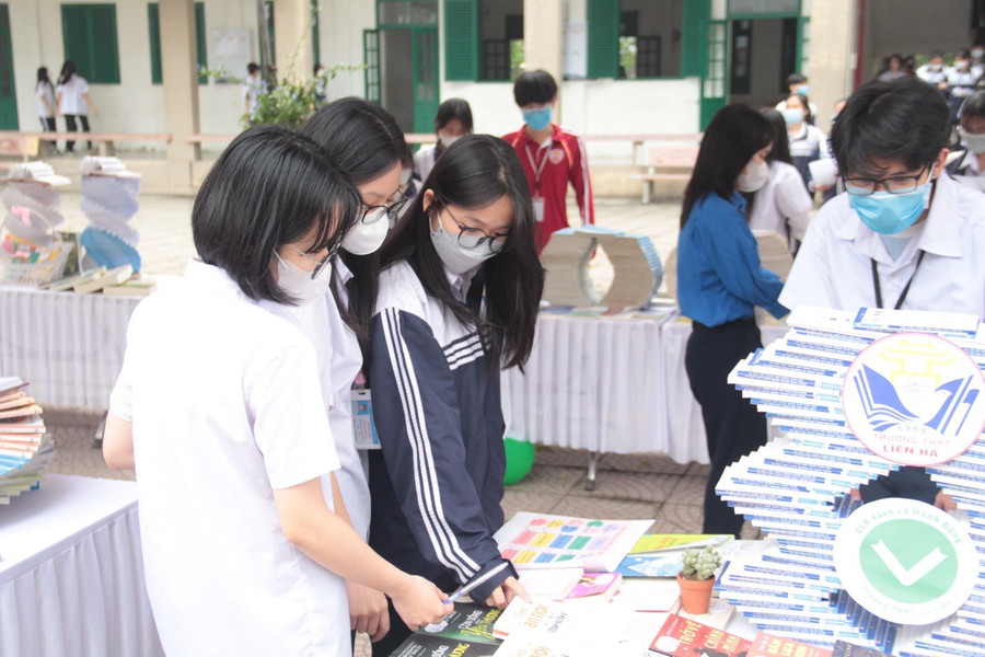 Tại ngày hội Thúc đẩy văn hóa đọc chủ đề “Hành trang tri thức”, Huyện đoàn Đông Anh cùng các đơn vị đồng hành đã thực hiện một loạt các hoạt động truyền thông thúc đẩy đam mê đọc sách trong thanh niên như: Diễn đàn Thúc đẩy văn hóa đọc trong đoàn viên, thanh niên với chủ đề &quot;Hành trang tri thức&quot;; Trưng bày Gian hàng Sách; Hoạt động “Đổi sách lấy cây – Trao tặng tủ sách”,…
