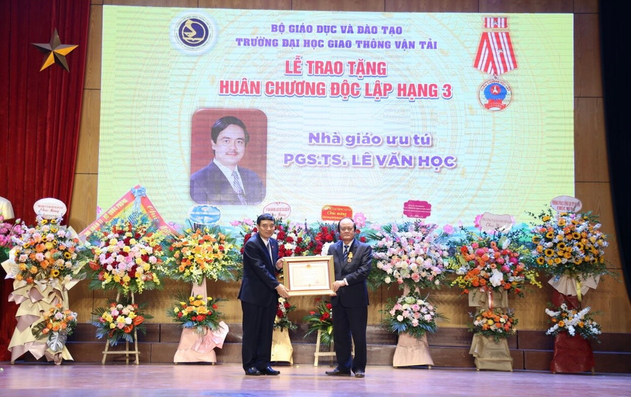 Ông Nguyễn Đắc Vinh, Chủ nhiệm Ủy ban Văn hóa, Giáo dục Quốc hội trao Huân chương Độc lập hạng Ba cho NGƯT Lê Văn Học, nguyên Hiệu trường nhà trường. Ông Nguyễn Đắc Vinh, Chủ nhiệm Ủy ban Văn hóa, Giáo dục Quốc hội trao Huân chương Độc lập hạng Ba cho NGƯT Lê Văn Học, nguyên Hiệu trường nhà trường.