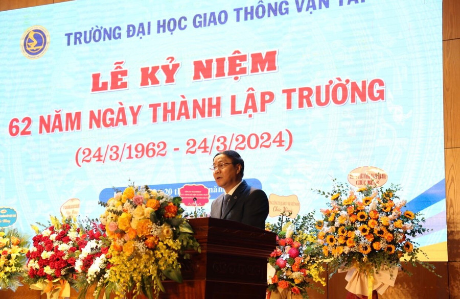 GS.TS Nguyễn Ngọc Long ôn lại chặng đường lịch sử phát triển của nhà trường. GS.TS Nguyễn Ngọc Long ôn lại chặng đường lịch sử phát triển của nhà trường.