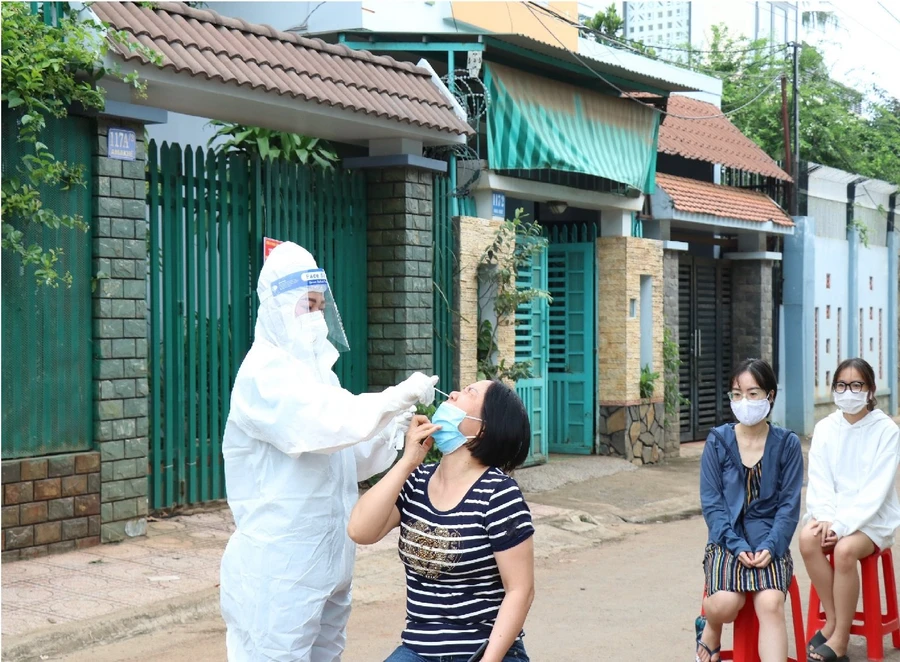 Lực lượng chức năng lấy mẫu xét nghiệm cho người dân tại TP Buôn Ma Thuột.