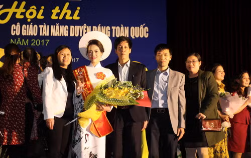  Cô Vũ Thị Châm đoạt giải Nhất Cuộc thi Cô giáo tài năng duyên dáng năm 2017