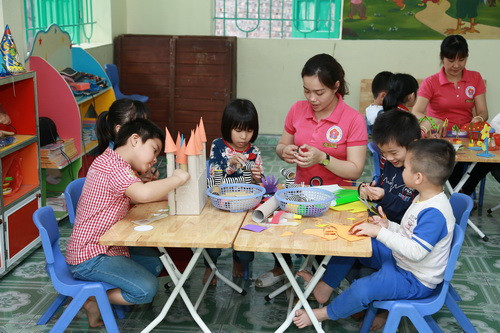 Cô Châm cùng đồng nghiệp và các bé làm đồ chơi từ các lõi giấy vệ sinh