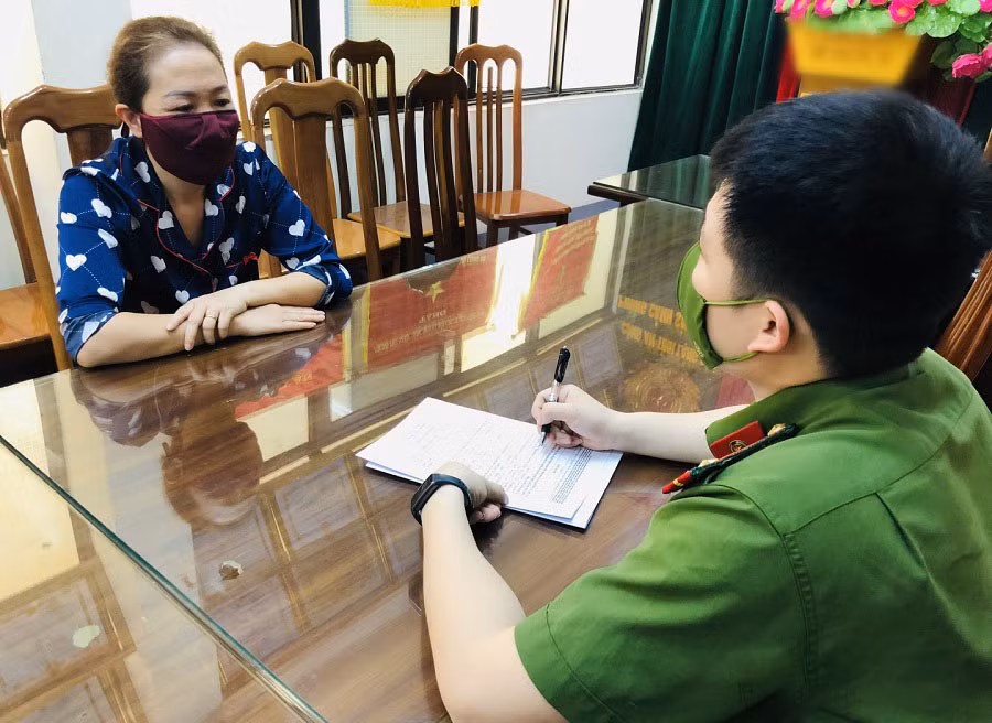 Nguyễn Thị Hương làm việc với cơ quan chức năng.