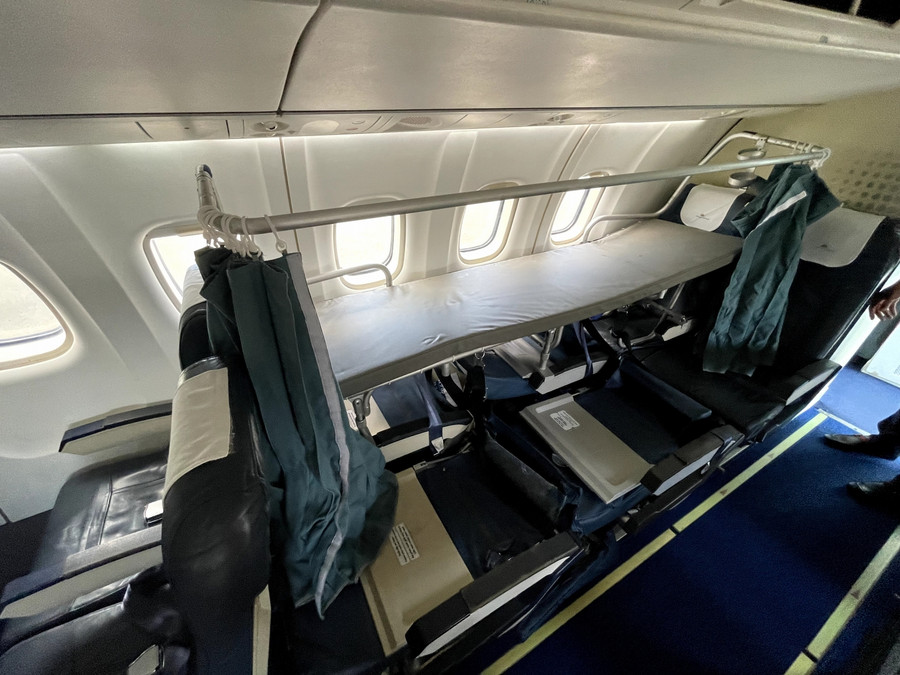 Theo hướng dẫn của nhà sản xuất tàu bay, cáng kèm theo rèm che được lắp đặt tại khu vực đuôi máy bay, vị trí tốt nhất trên tàu ATR72 để tạo không gian dễ chịu nhất cho người nằm cáng.