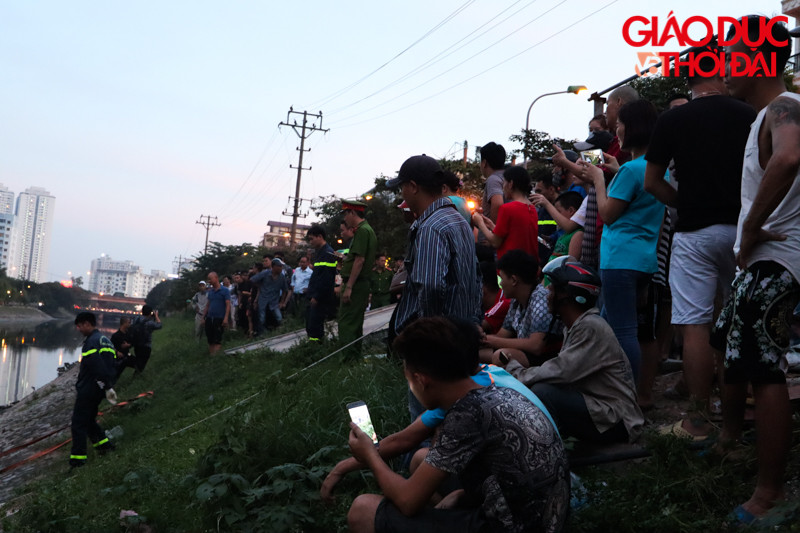 Vụ việc xẩy ra khiến rất nhiều người dân hiếu kỳ vây quanh theo dõi