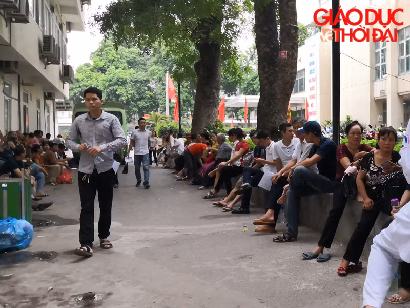 Tại bệnh viện Bạch Mai: Thời tiết khắc nghiệt người dân nán lại bệnh viện càng đông để hạn chế đi lại dưới cái nắng gắt 40 độ.