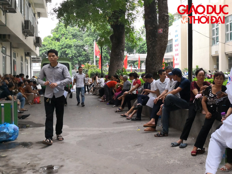 Tại bệnh viện Bạch Mai: Thời tiết khắc nghiệt người dân nán lại bệnh viện càng đông để hạn chế đi lại dưới cái nắng gắt 40 độ.