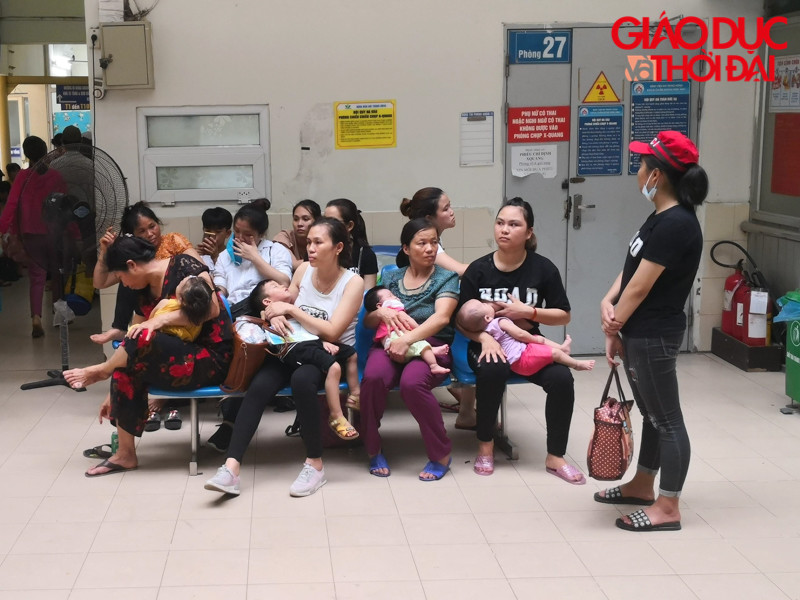 Hành lang, ghế đá Bệnh viện Nhi TW (Hà Nội) kín chỗ, la liệt người ngồi, nằm trên những chiếc chiếu tạm bợ. Có người phủ tạm chiếc khăn, tờ báo lên mặt để ngủ chập chờn. Nhiều người nhà bệnh nhân chọn nằm ngay dưới nền gạch, lối ra vào các phòng bệnh vì ở đây có quạt máy.
