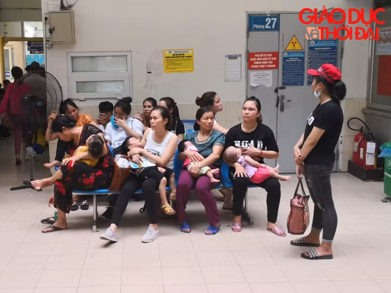 Hành lang, ghế đá Bệnh viện Nhi TW (Hà Nội) kín chỗ, la liệt người ngồi, nằm trên những chiếc chiếu tạm bợ. Có người phủ tạm chiếc khăn, tờ báo lên mặt để ngủ chập chờn. Nhiều người nhà bệnh nhân chọn nằm ngay dưới nền gạch, lối ra vào các phòng bệnh vì ở đây có quạt máy.